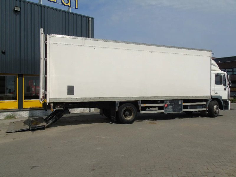 MAN L 220 + MANUAL + EURO 2 + DHOLLANDIA + 19T - Camión caja cerrada: foto 3 MAN L 220 + MANUAL + EURO 2 + DHOLLANDIA + 19T - Camión caja cerrada: foto 3