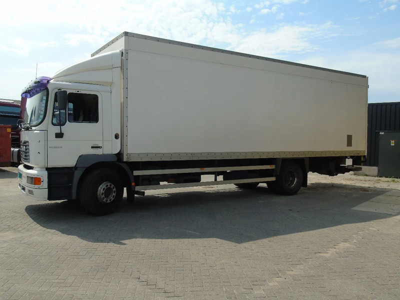 MAN L 220 + MANUAL + EURO 2 + DHOLLANDIA + 19T - Camión caja cerrada: foto 2 MAN L 220 + MANUAL + EURO 2 + DHOLLANDIA + 19T - Camión caja cerrada: foto 2