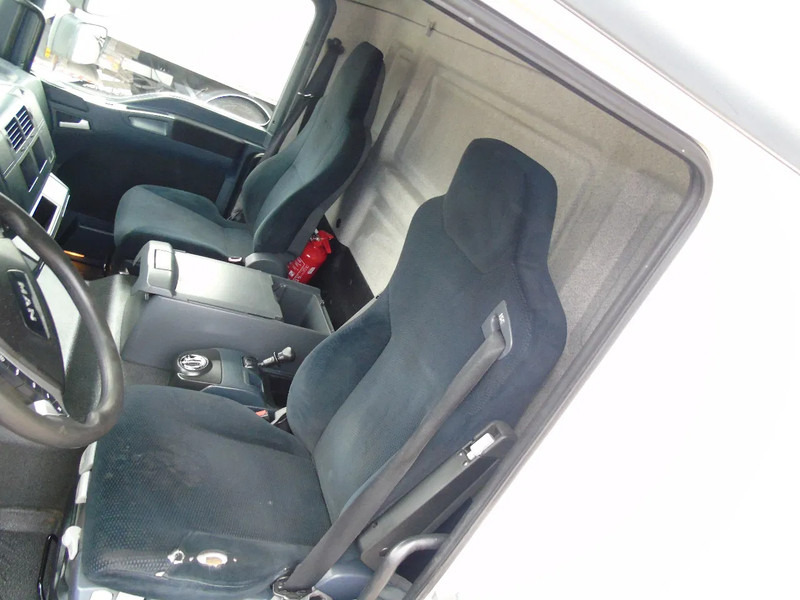 MAN TGL 12.250 + EURO 5 + LIFT - Camión caja cerrada: foto 2 MAN TGL 12.250 + EURO 5 + LIFT - Camión caja cerrada: foto 2