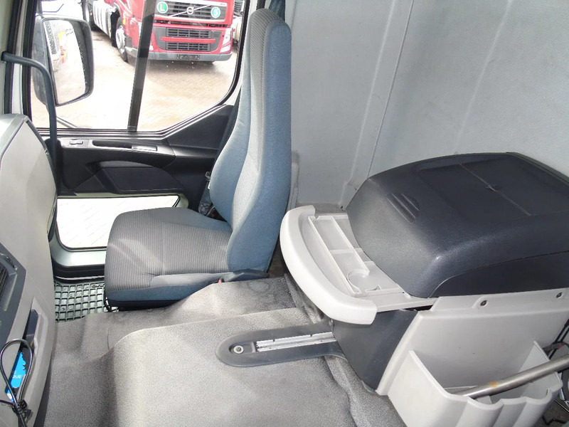 Camión caja cerrada Volvo FE 260 EEV + EURO 5 + 19T + LIFT: foto 10