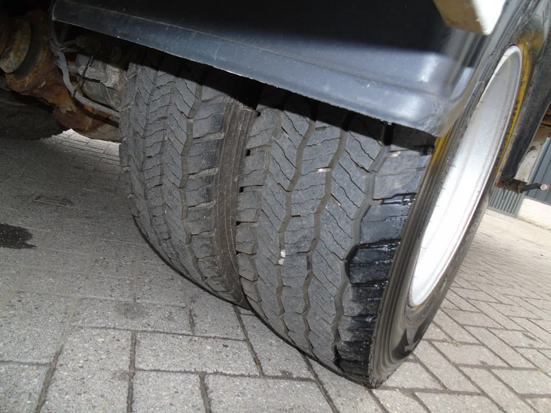 Camión caja cerrada Volvo FL 240 + 12t + euro 5 + lift: foto 16