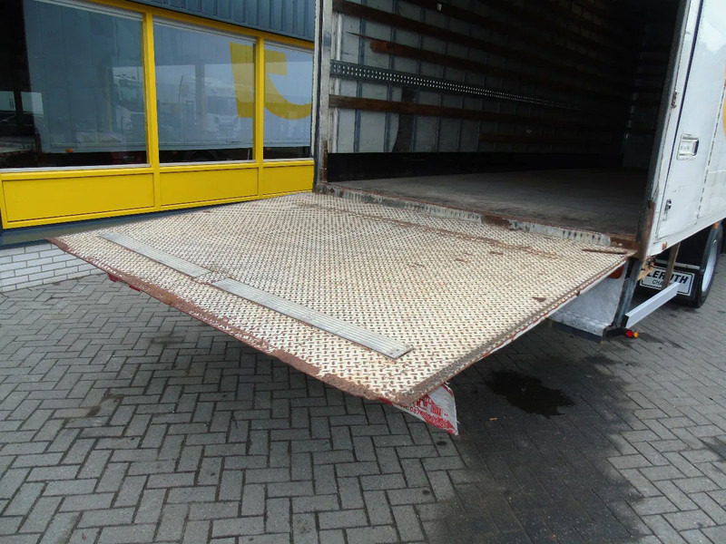 Camión caja cerrada Volvo FL 240 + 12t + euro 5 + lift: foto 18