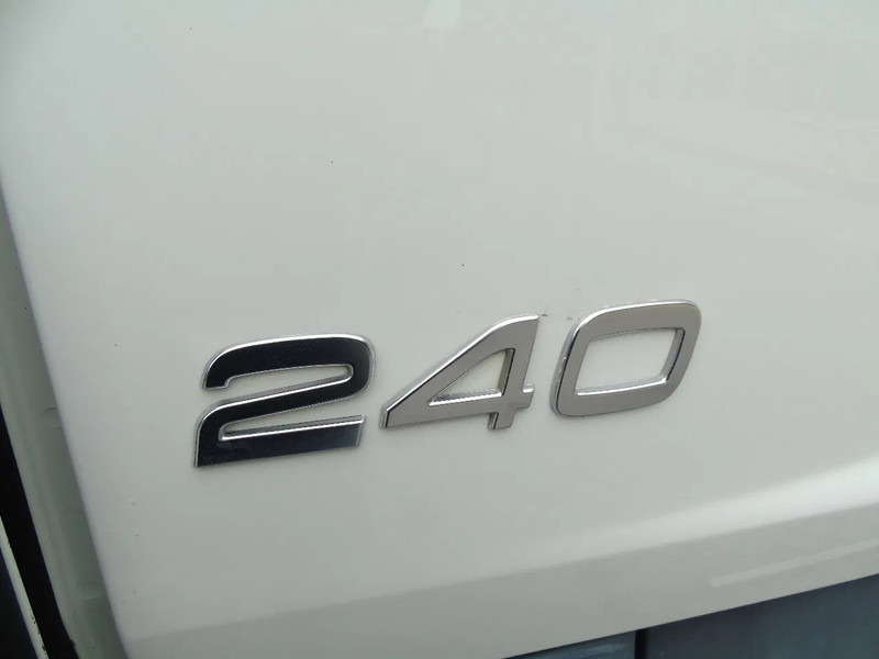 Camión caja cerrada Volvo FL 240 + 12t + euro 5 + lift: foto 13