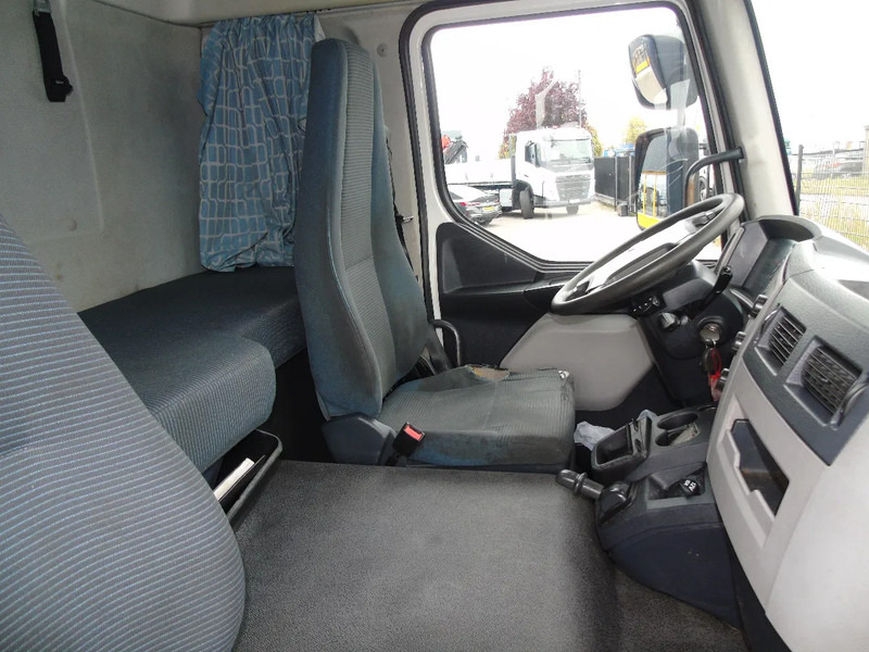 Camión caja cerrada Volvo FL 240 + 12t + euro 5 + lift: foto 10