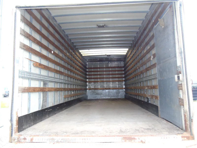 Camión caja cerrada Volvo FL 240 + 12t + euro 5 + lift: foto 6