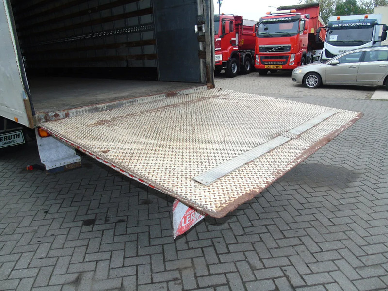 Camión caja cerrada Volvo FL 240 + 12t + euro 5 + lift: foto 19