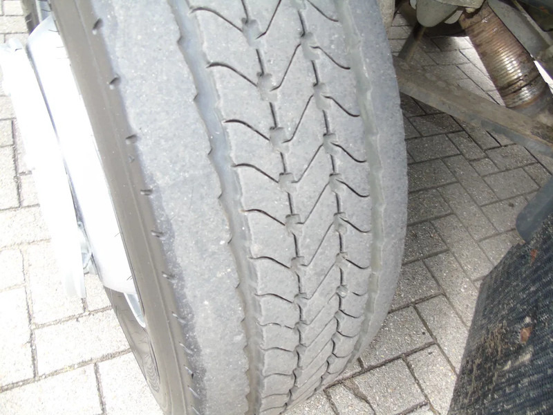 Camión caja cerrada Volvo FL 240 + 12t + euro 5 + lift: foto 14