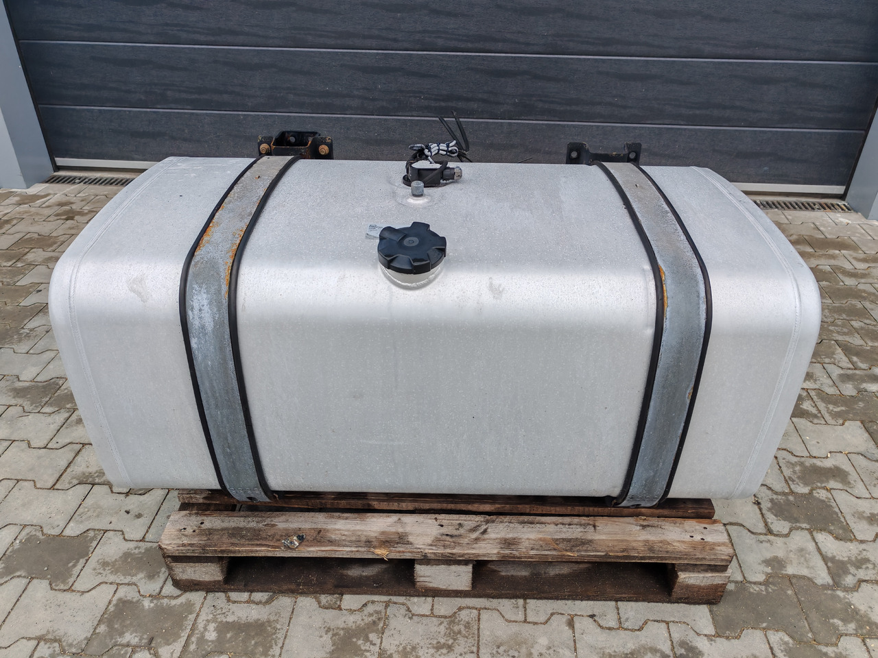 MAN TGS TGX / ALU FUEL TANK / 131x70x57,5 / 480L / 81122015937 - Depósito de combustible: foto 2 MAN TGS TGX / ALU FUEL TANK / 131x70x57,5 / 480L / 81122015937 - Depósito de combustible: foto 2
