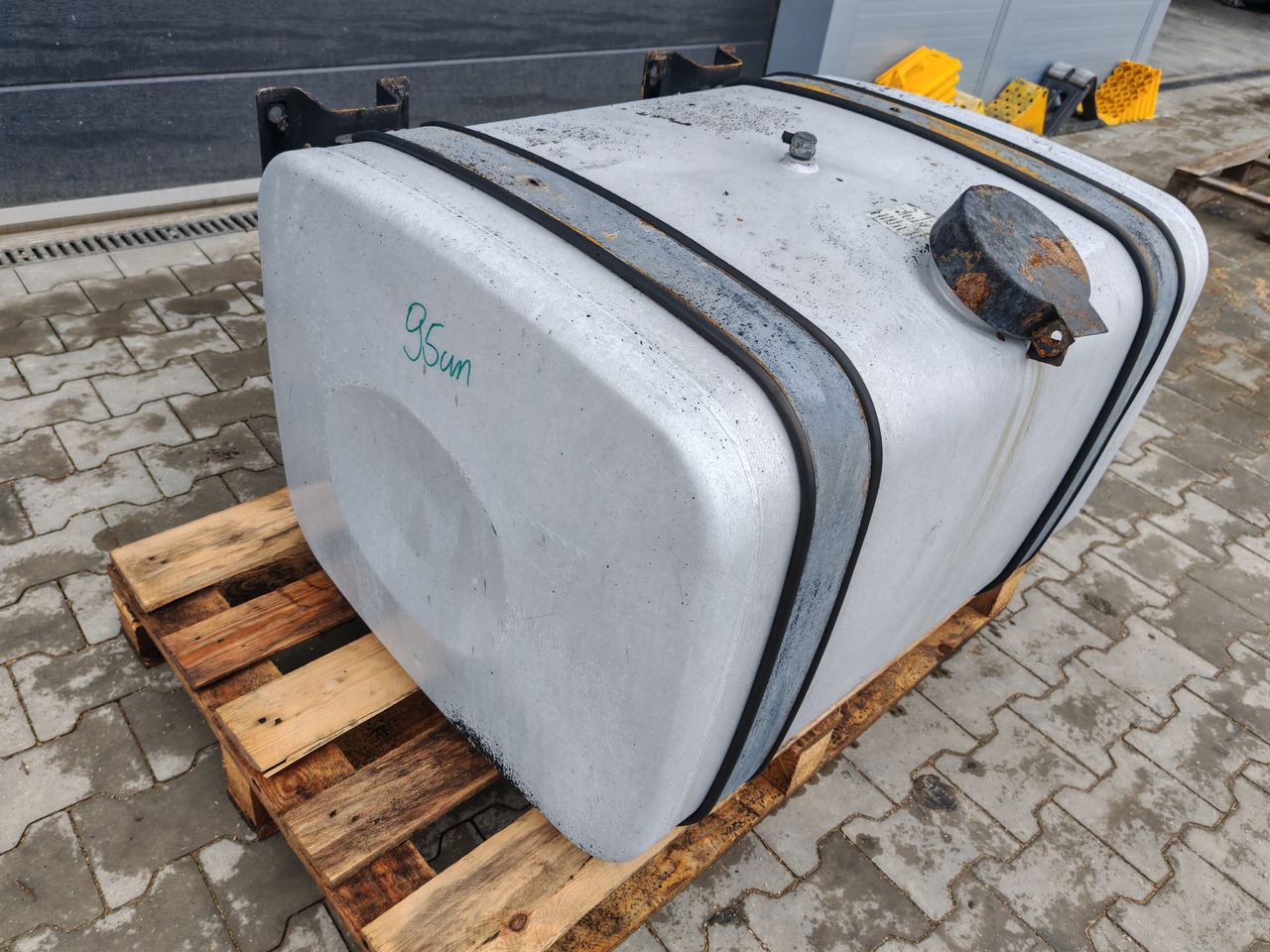 MAN TGX TGS / ALU FUEL TANK / 330L / 96x70x57,5 - Depósito de combustible: foto 5 MAN TGX TGS / ALU FUEL TANK / 330L / 96x70x57,5 - Depósito de combustible: foto 5