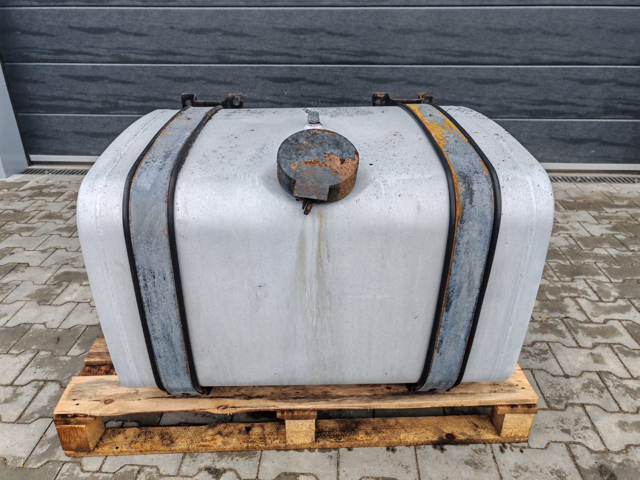 MAN TGX TGS / ALU FUEL TANK / 330L / 96x70x57,5 - Depósito de combustible: foto 2 MAN TGX TGS / ALU FUEL TANK / 330L / 96x70x57,5 - Depósito de combustible: foto 2