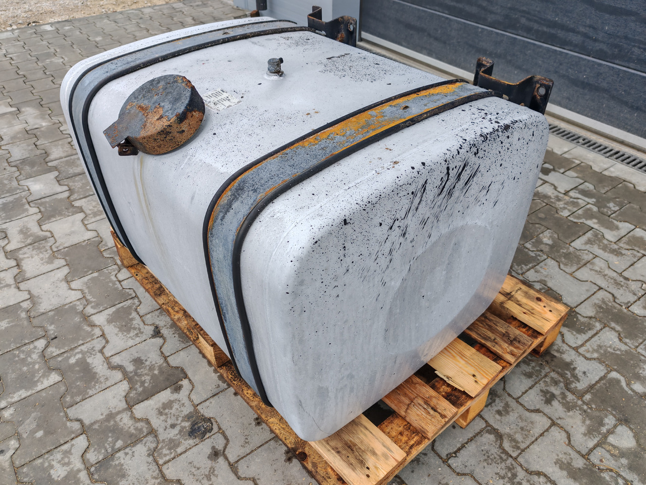 MAN TGX TGS / ALU FUEL TANK / 330L / 96x70x57,5 - Depósito de combustible: foto 3 MAN TGX TGS / ALU FUEL TANK / 330L / 96x70x57,5 - Depósito de combustible: foto 3