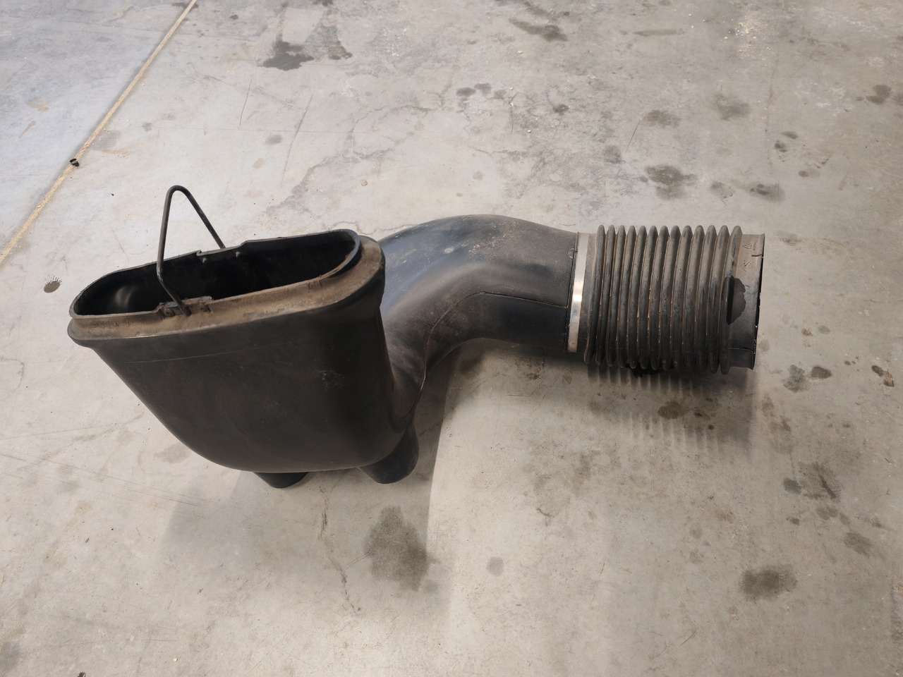 VOLVO FH5 FM5 / AIR FILTER INTAKE / 21627374 - Filtro de aire: foto 4 VOLVO FH5 FM5 / AIR FILTER INTAKE / 21627374 - Filtro de aire: foto 4