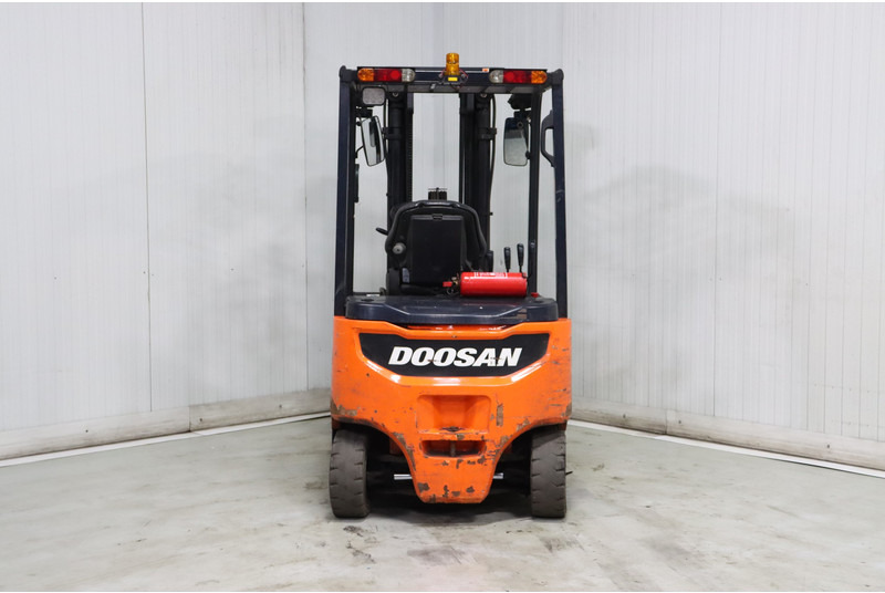 Doosan B20X-7 - Carretilla elevadora eléctrica: foto 5 Doosan B20X-7 - Carretilla elevadora eléctrica: foto 5