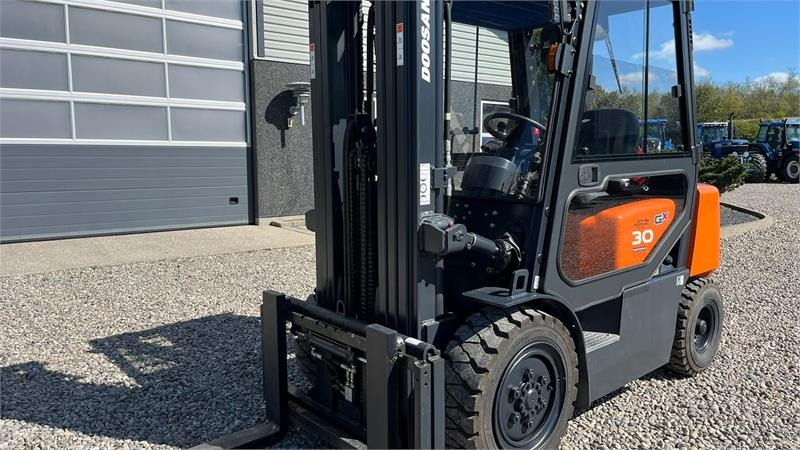 Doosan D30 G med kabine og KUN 57 TIMER FRA NY, MED TIME  - Carretilla elevadora diésel: foto 2 Doosan D30 G med kabine og KUN 57 TIMER FRA NY, MED TIME  - Carretilla elevadora diésel: foto 2