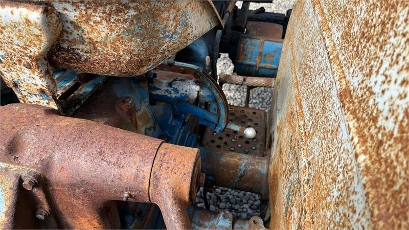 Tractor Fordson Major Motoren mangler, men mange god dele.: foto 12