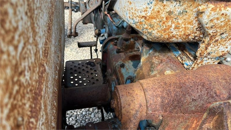 Tractor Fordson Major Motoren mangler, men mange god dele.: foto 11