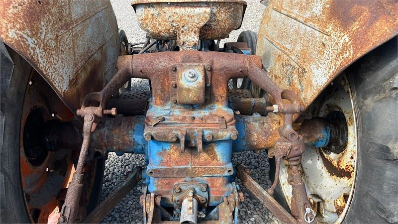 Tractor Fordson Major Motoren mangler, men mange god dele.: foto 10