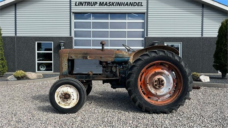Fordson Major Motoren mangler, men mange god dele. - Tractor: foto 1 Fordson Major Motoren mangler, men mange god dele. - Tractor: foto 1