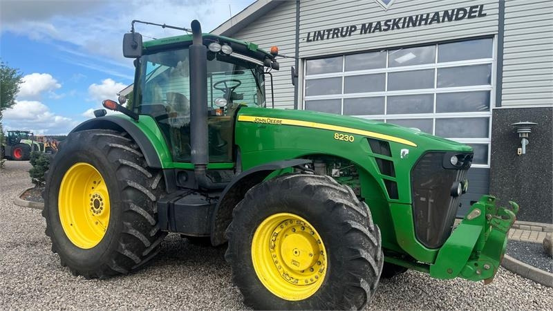 Tractor John Deere 8230 Med frontlift: foto 16 Tractor John Deere 8230 Med frontlift: foto 16