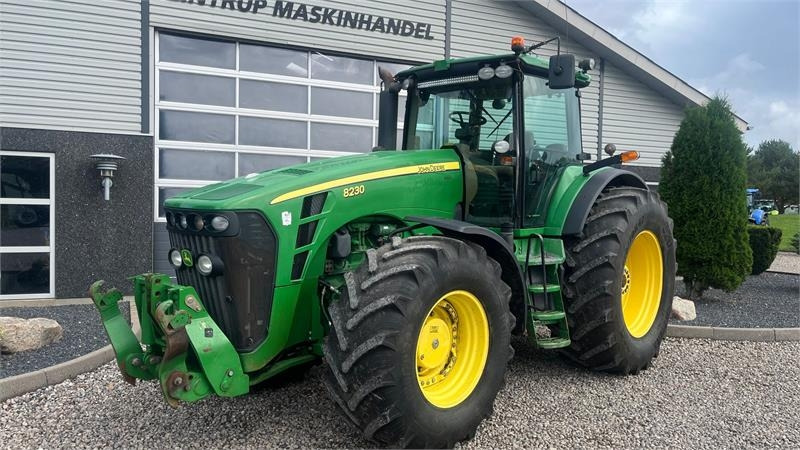John Deere 8230 Med frontlift - Tractor: foto 2 John Deere 8230 Med frontlift - Tractor: foto 2