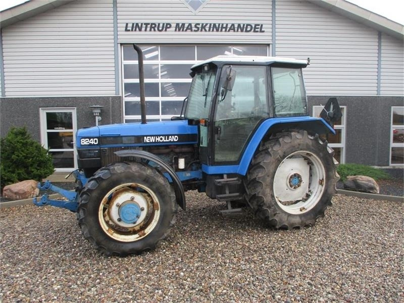 New Holland 8240 SLE Med frontlift og frontPTO - Tractor: foto 1 New Holland 8240 SLE Med frontlift og frontPTO - Tractor: foto 1