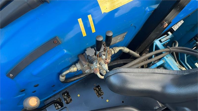 Tractor New Holland TN55D Med Byggelift: foto 6 Tractor New Holland TN55D Med Byggelift: foto 6