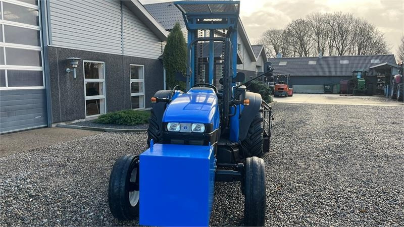 Tractor New Holland TN55D Med Byggelift: foto 9 Tractor New Holland TN55D Med Byggelift: foto 9