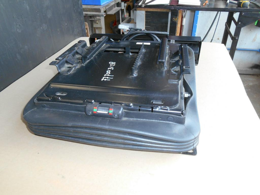 New Holland 73327303 - - Asiento para Maquinaria de construcción: foto 2 New Holland 73327303 - - Asiento para Maquinaria de construcción: foto 2