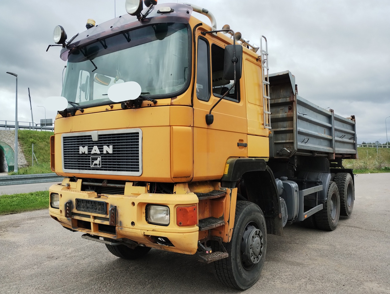 MAN F90 19-372 6X4 - 4 - Camión volquete: foto 1 MAN F90 19-372 6X4 - 4 - Camión volquete: foto 1