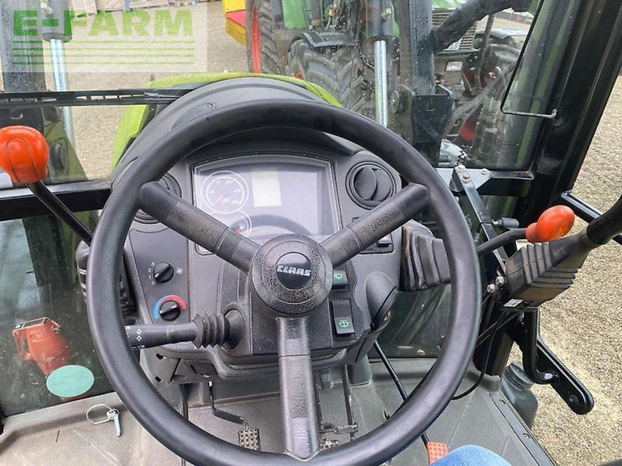 CLAAS axos 310c C - Tractor: foto 4 CLAAS axos 310c C - Tractor: foto 4