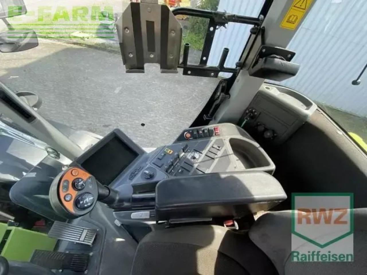 Tractor CLAAS xerion 3300 trac vc TRAC VC: foto 9