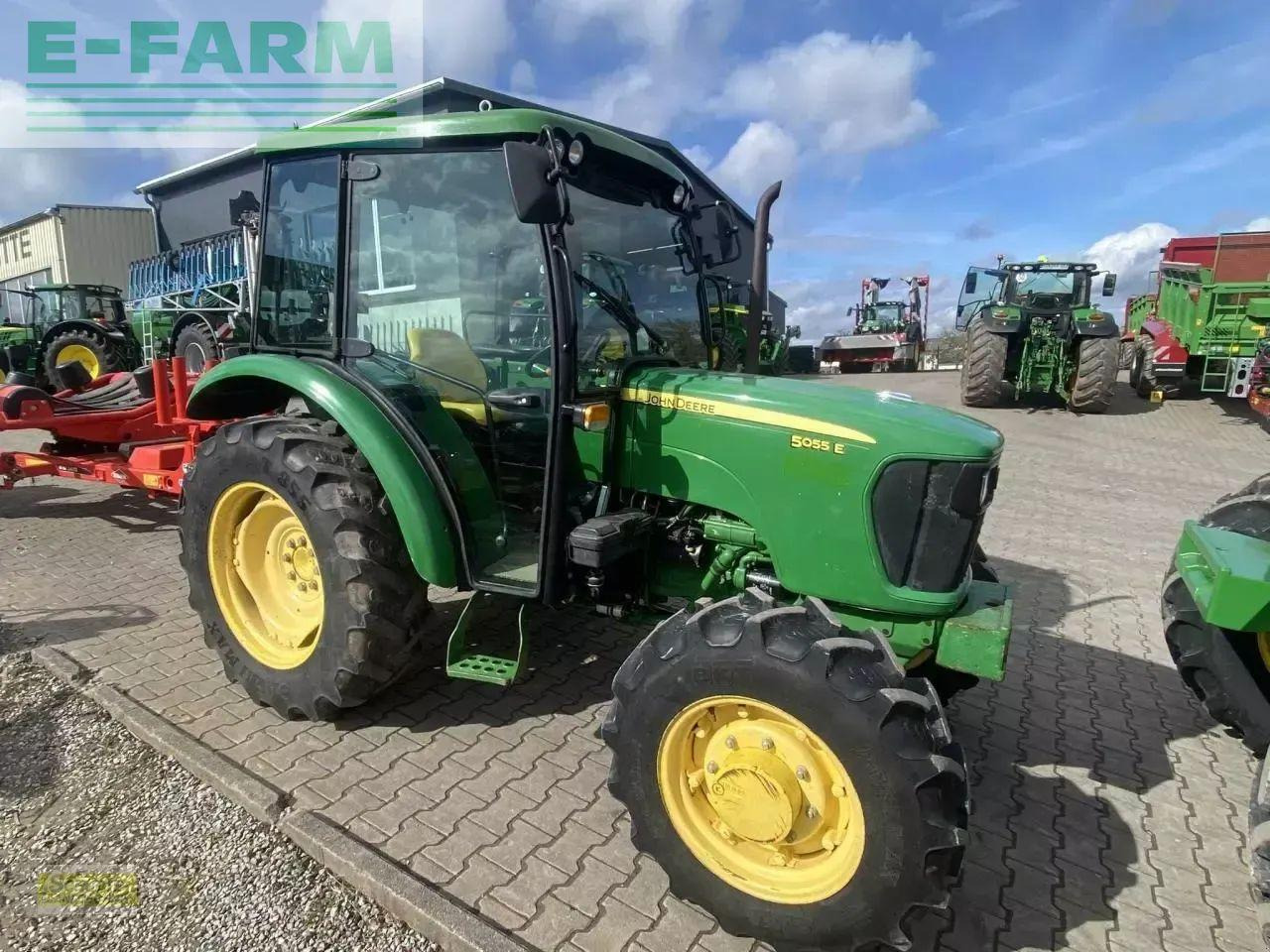 John Deere 5055e - Tractor: foto 1 John Deere 5055e - Tractor: foto 1