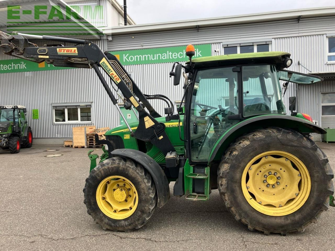 John Deere 5820 - Tractor: foto 1 John Deere 5820 - Tractor: foto 1