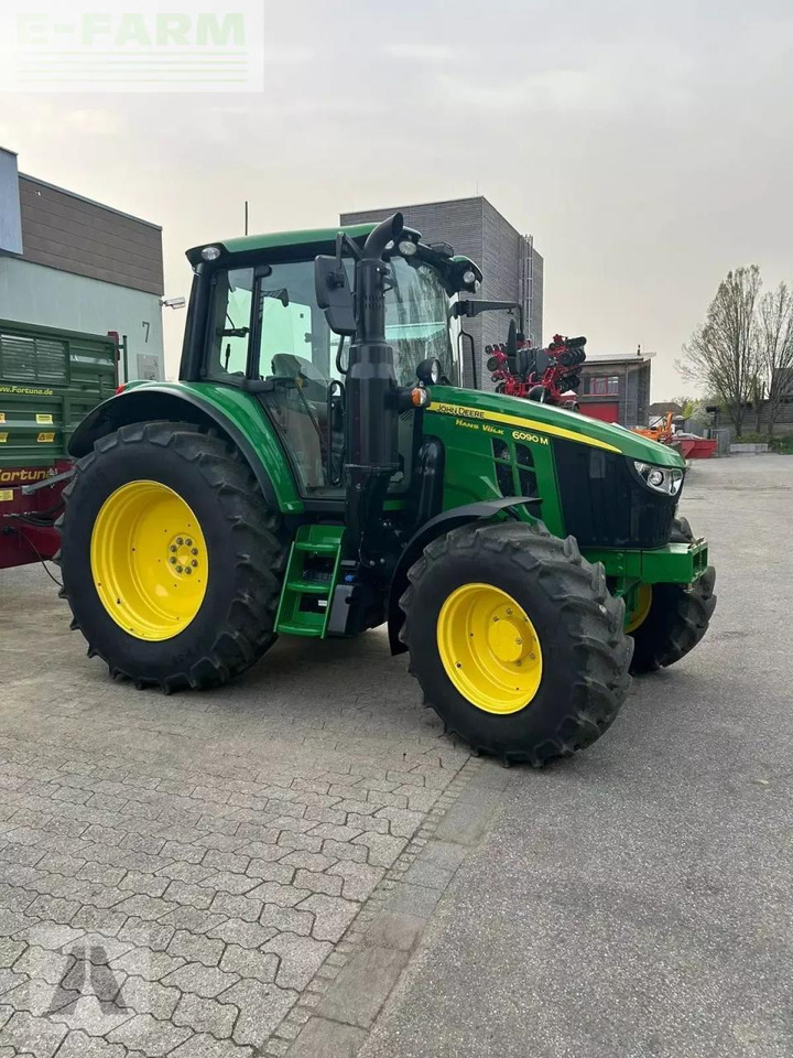 John Deere 6090m - Tractor: foto 1 John Deere 6090m - Tractor: foto 1