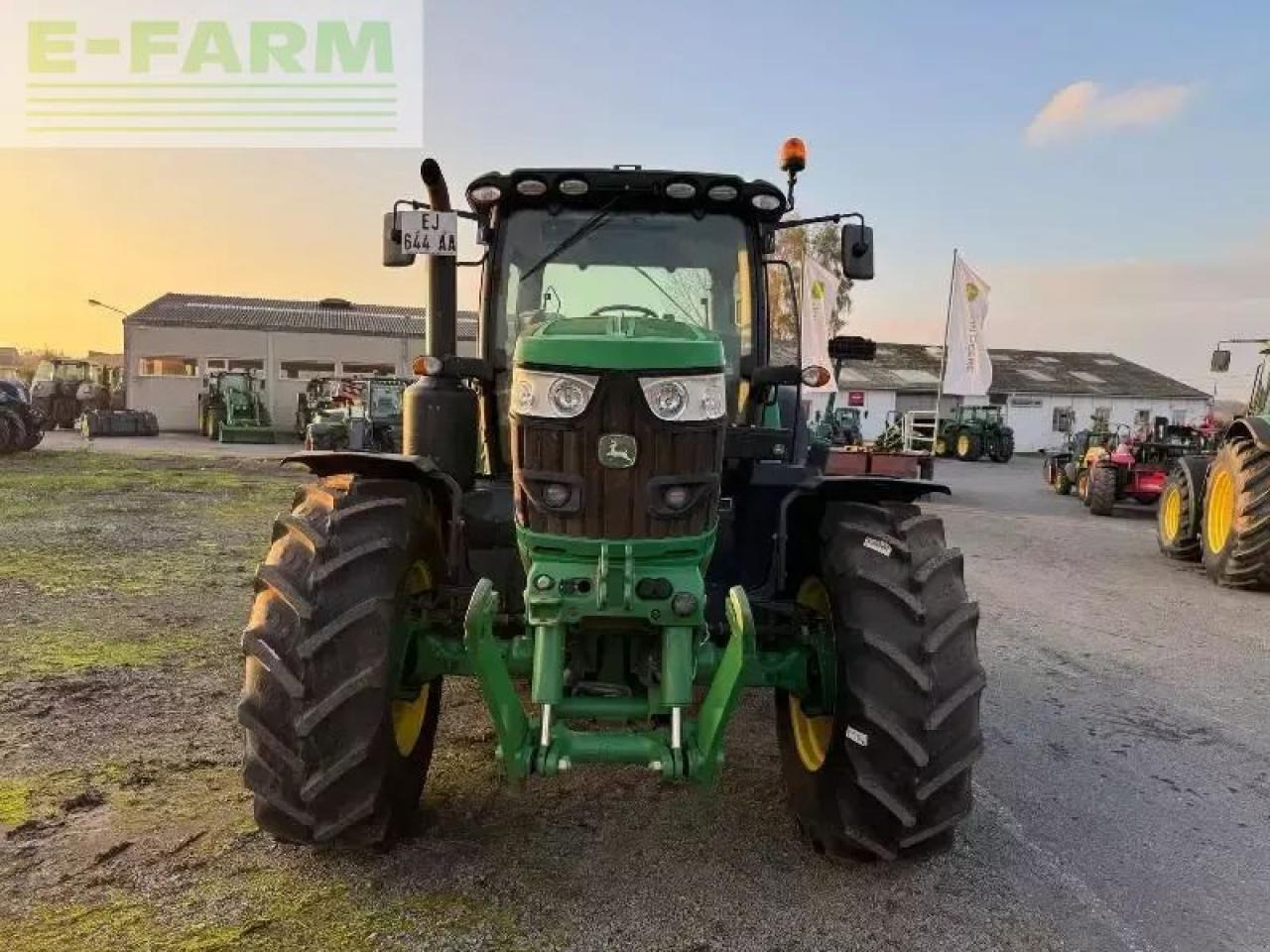 John Deere 6155r - Tractor: foto 2 John Deere 6155r - Tractor: foto 2