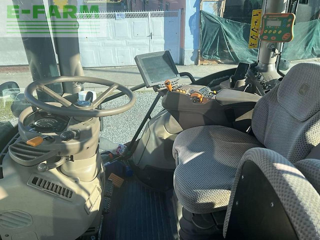 John Deere 6215 r - Tractor: foto 2 John Deere 6215 r - Tractor: foto 2