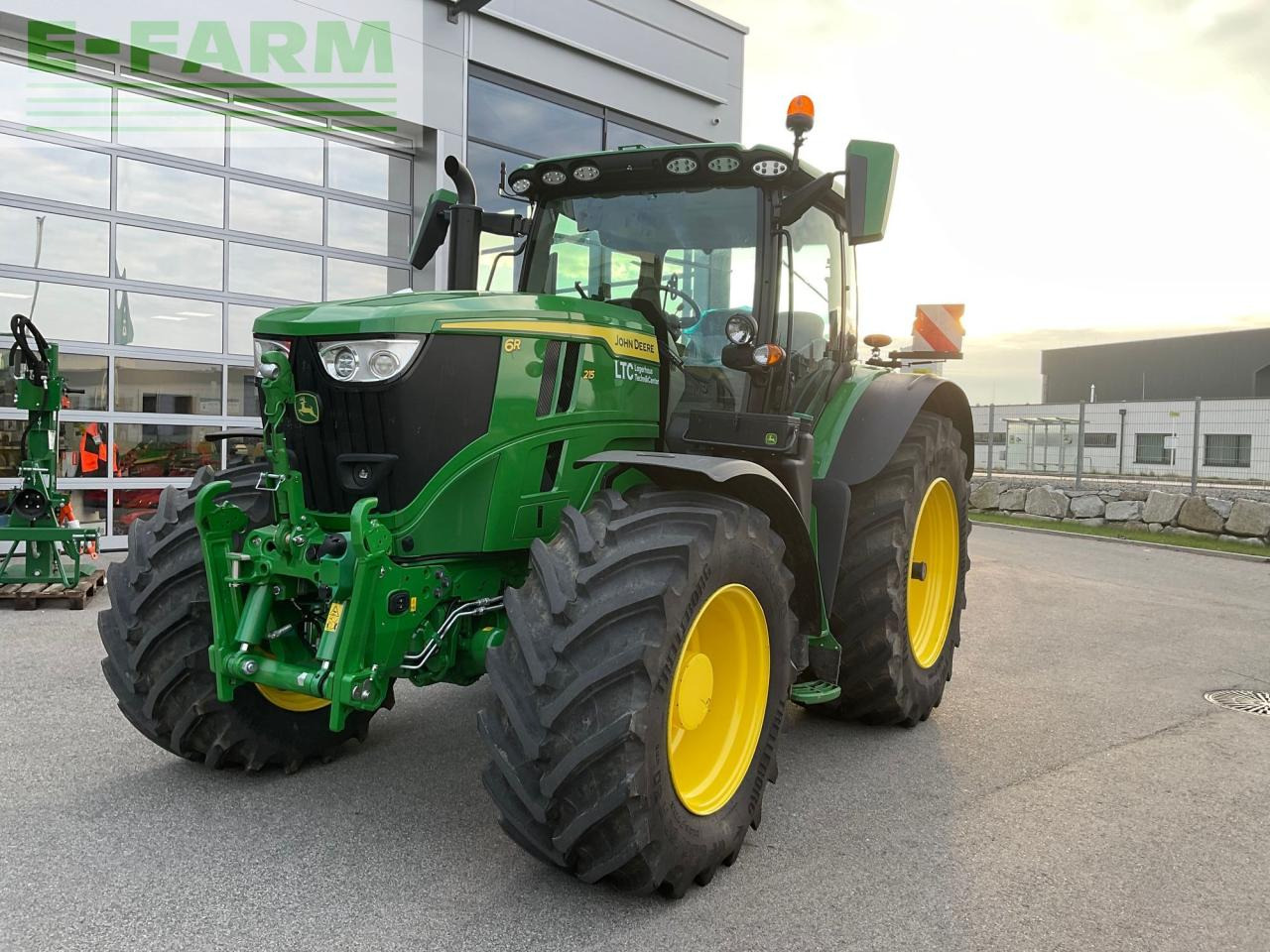John Deere 6R 215 - Tractor: foto 1 John Deere 6R 215 - Tractor: foto 1