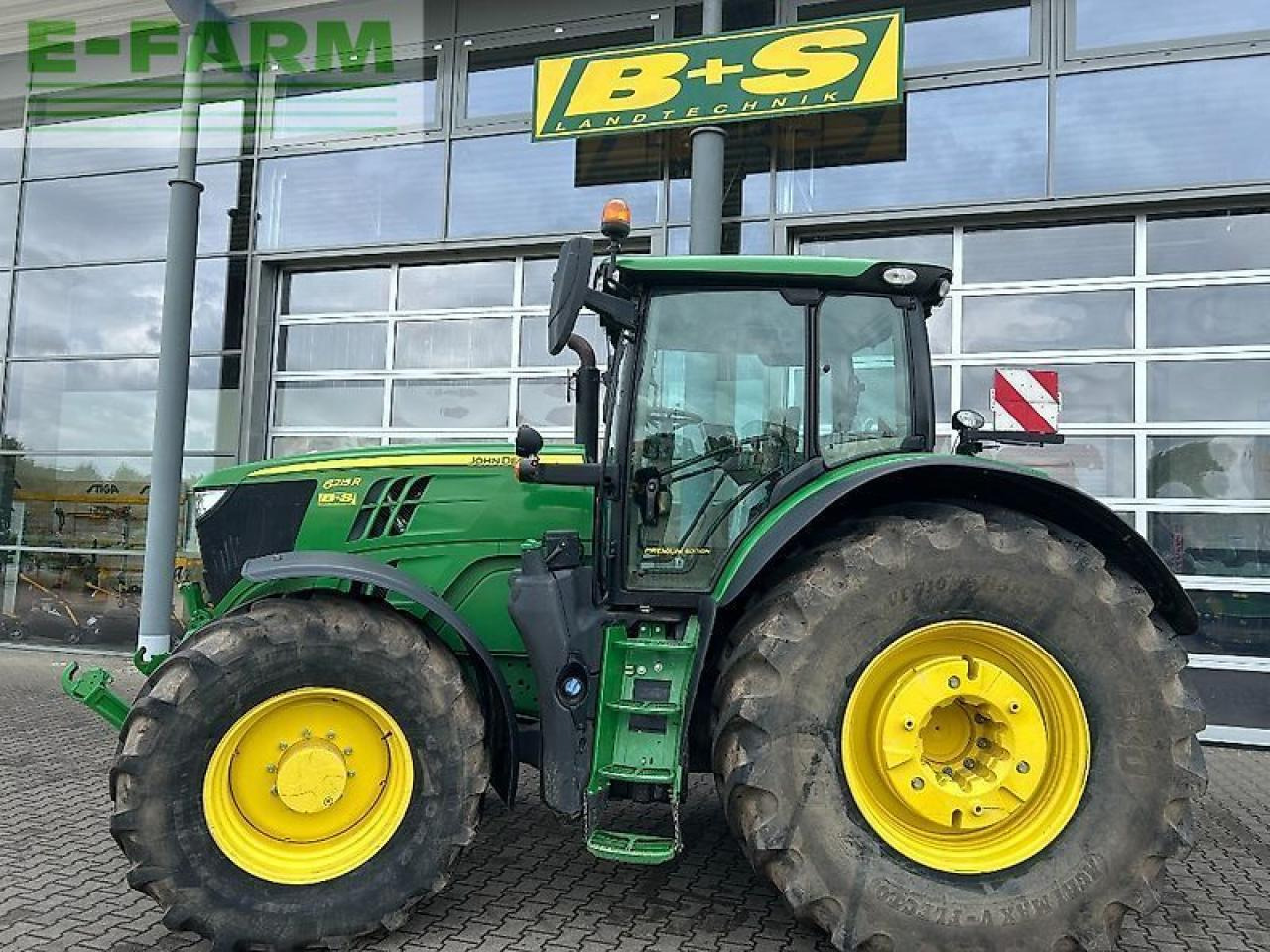 John Deere traktor 6215r - Tractor: foto 1 John Deere traktor 6215r - Tractor: foto 1