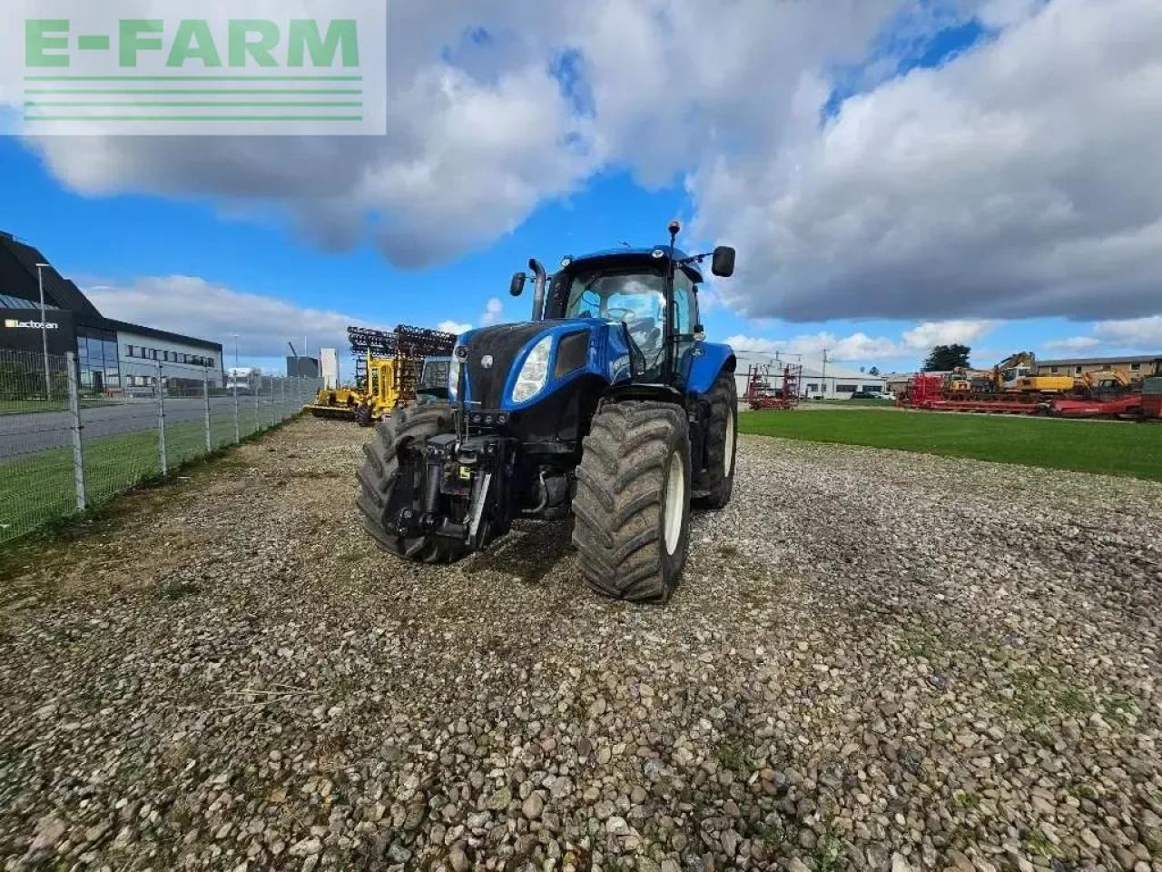 New Holland t 8.300 - Tractor: foto 3 New Holland t 8.300 - Tractor: foto 3