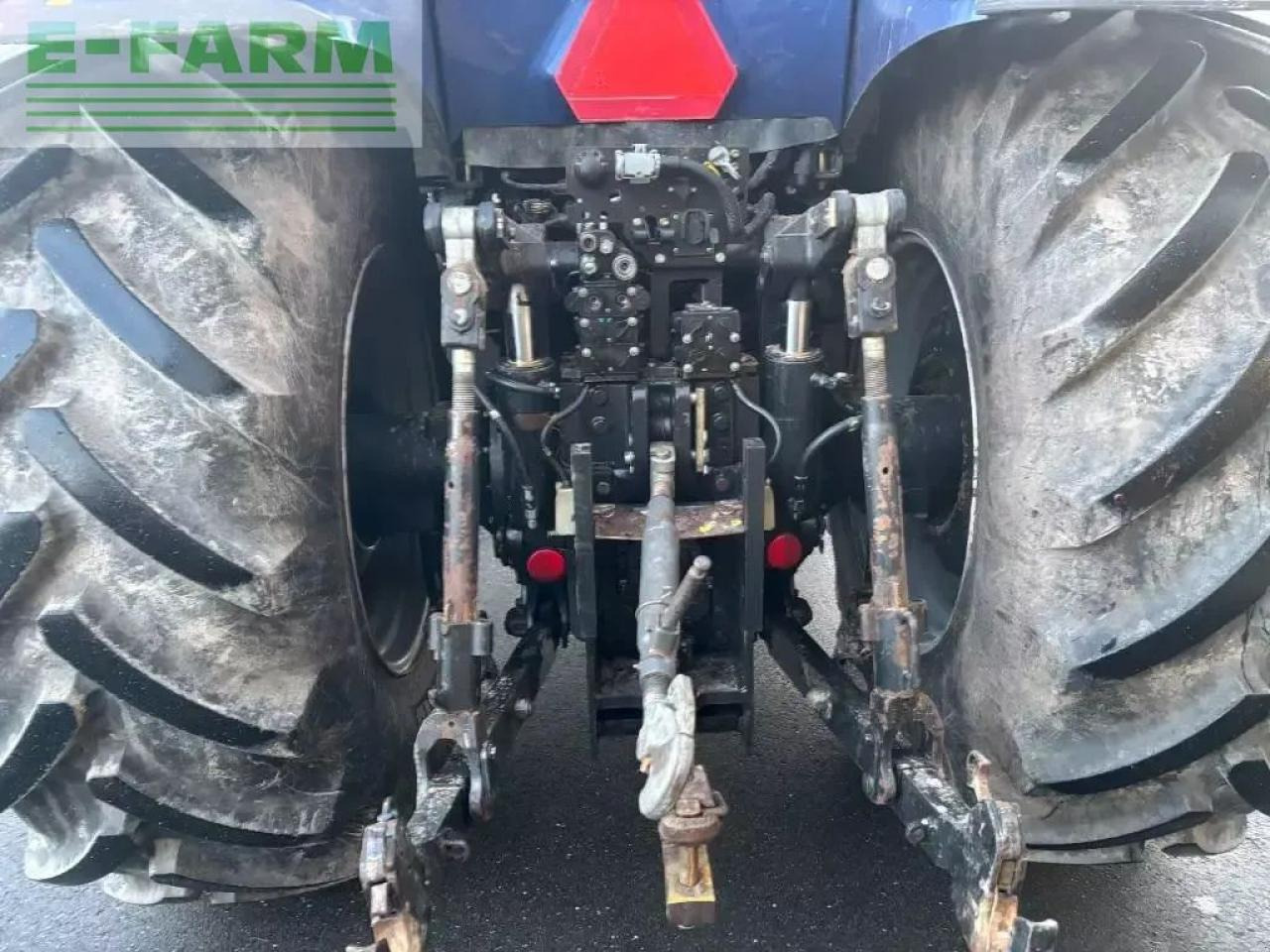 New Holland t 8.410 - Tractor: foto 4 New Holland t 8.410 - Tractor: foto 4