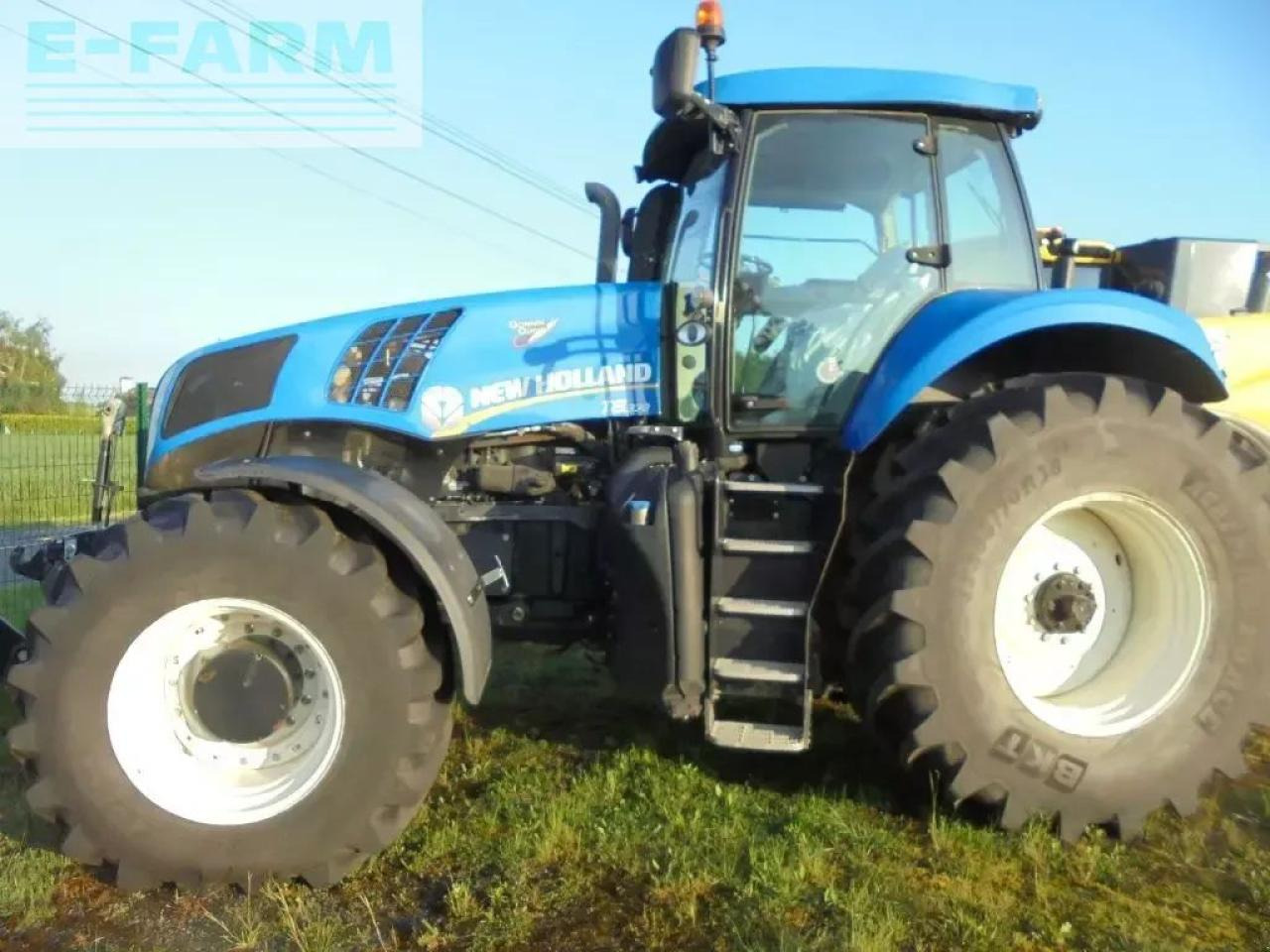 New Holland t8.330 - Tractor: foto 1 New Holland t8.330 - Tractor: foto 1