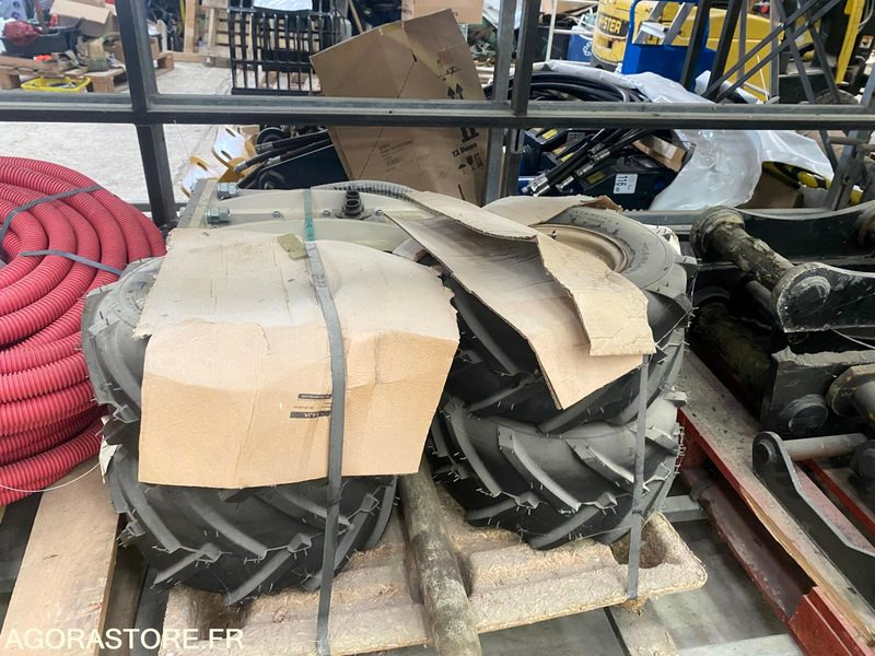4 Roues completes CARLISLE 18 X 9.50-8 pour DITCH WITCH R300 - Equipo de construcción: foto 1 4 Roues completes CARLISLE 18 X 9.50-8 pour DITCH WITCH R300 - Equipo de construcción: foto 1