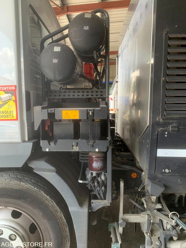 BALAYEUSE COMPOSÉE D'UN PORTEUR MERCEDES ET D'UN SYSTÈME DE BALAYAGE SCHMIDT - Barredora vial: foto 2 BALAYEUSE COMPOSÉE D'UN PORTEUR MERCEDES ET D'UN SYSTÈME DE BALAYAGE SCHMIDT - Barredora vial: foto 2