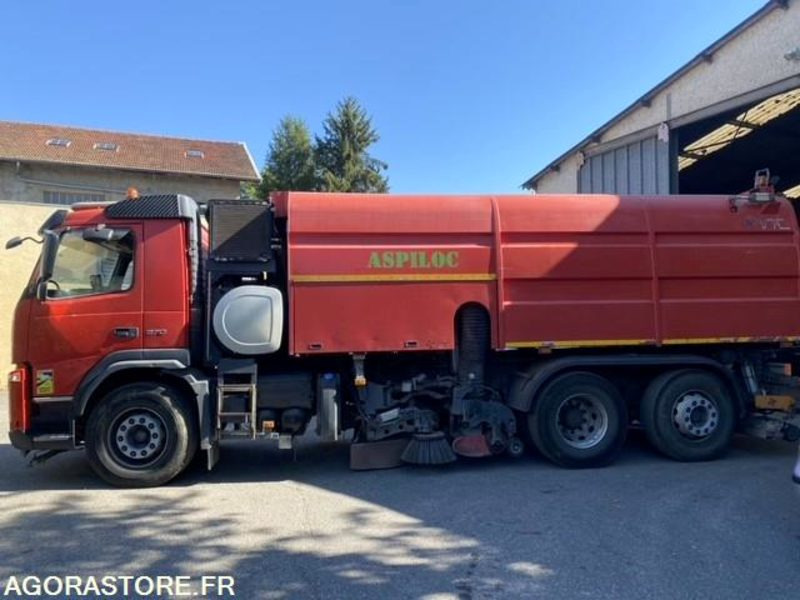 BALAYEUSE VOLVO ROUGE 6ROUES - ANNEE 2011- 298975KMS - Barredora vial: foto 4 BALAYEUSE VOLVO ROUGE 6ROUES - ANNEE 2011- 298975KMS - Barredora vial: foto 4