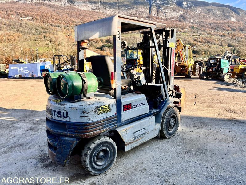 CHARIOT ÉLÉVATEUR À GAZ KOMATSU FG25T-11E AVEC PINCES - 1995 / 7938 HEURES - Carretilla elevadora diésel: foto 3 CHARIOT ÉLÉVATEUR À GAZ KOMATSU FG25T-11E AVEC PINCES - 1995 / 7938 HEURES - Carretilla elevadora diésel: foto 3