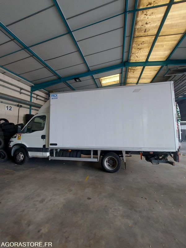 POIDS LOURDS IVECO DAILY FRIGORIFIQUE - 195900 kms - 2005 - Camión: foto 1 POIDS LOURDS IVECO DAILY FRIGORIFIQUE - 195900 kms - 2005 - Camión: foto 1