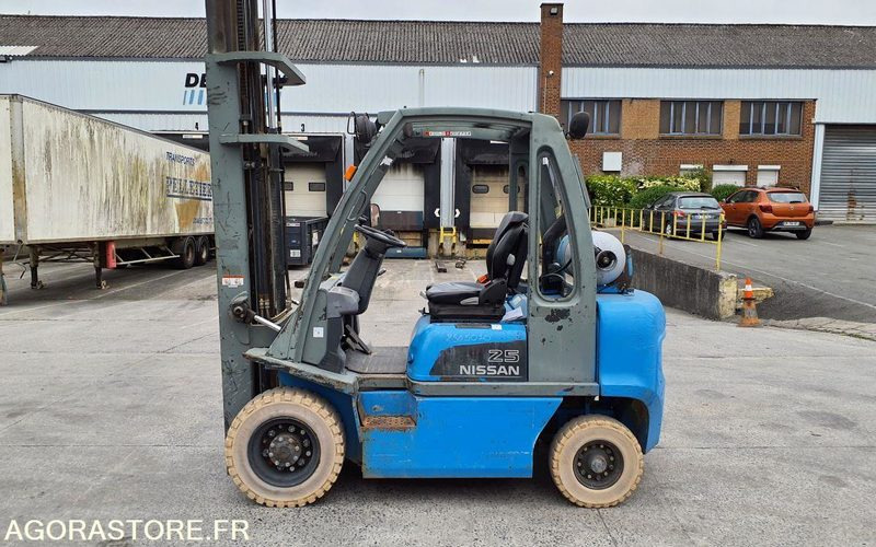 Chariot élévateur frontal GAZ Nissan 2827 heures Triplex UD02A25PQ - 3F550 - Carretilla elevadora de gas: foto 1 Chariot élévateur frontal GAZ Nissan 2827 heures Triplex UD02A25PQ - 3F550 - Carretilla elevadora de gas: foto 1