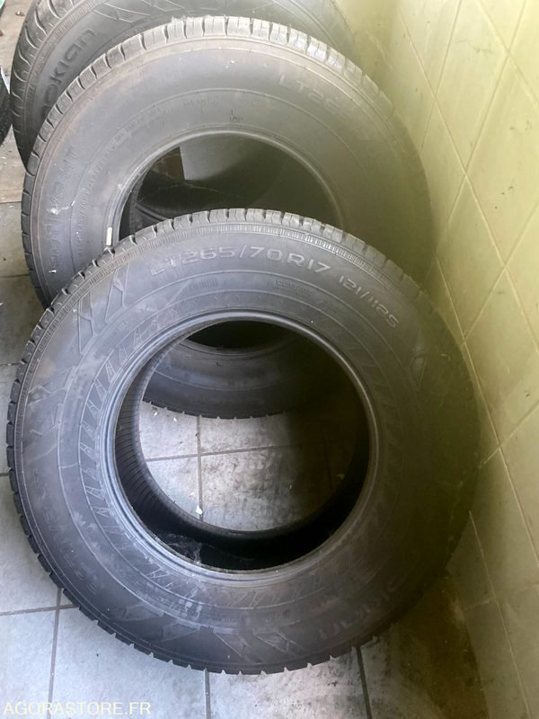 LOT DE 24 PNEUS NOKIAN ROTIIVA HT LT 265/70R17C 121/118S DOT 2016 (T429326) - Neumático: foto 3 LOT DE 24 PNEUS NOKIAN ROTIIVA HT LT 265/70R17C 121/118S DOT 2016 (T429326) - Neumático: foto 3