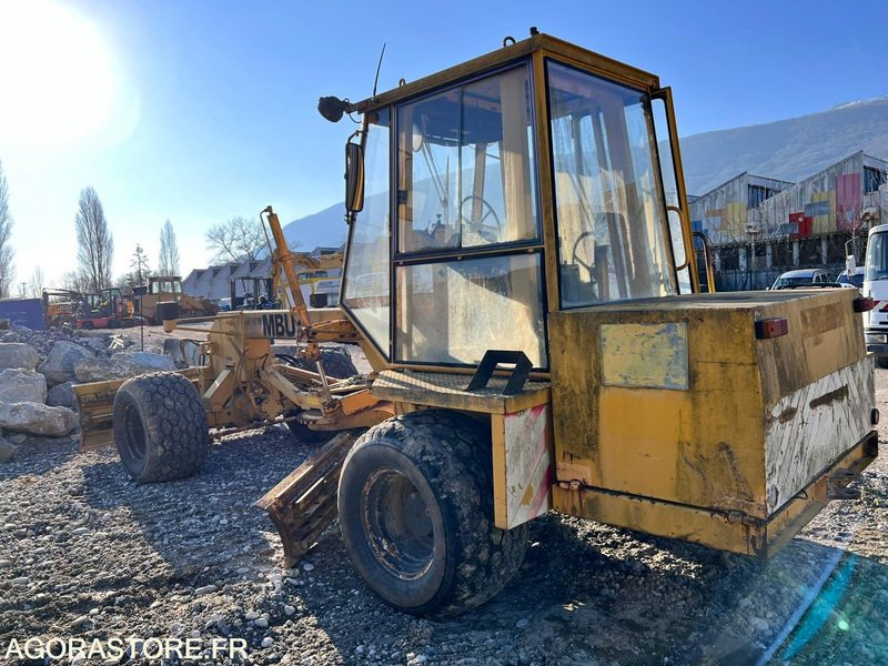 NIVELEUSE MBU G50A 7T - 1990 / 6892 HEURES - Grader: foto 3 NIVELEUSE MBU G50A 7T - 1990 / 6892 HEURES - Grader: foto 3