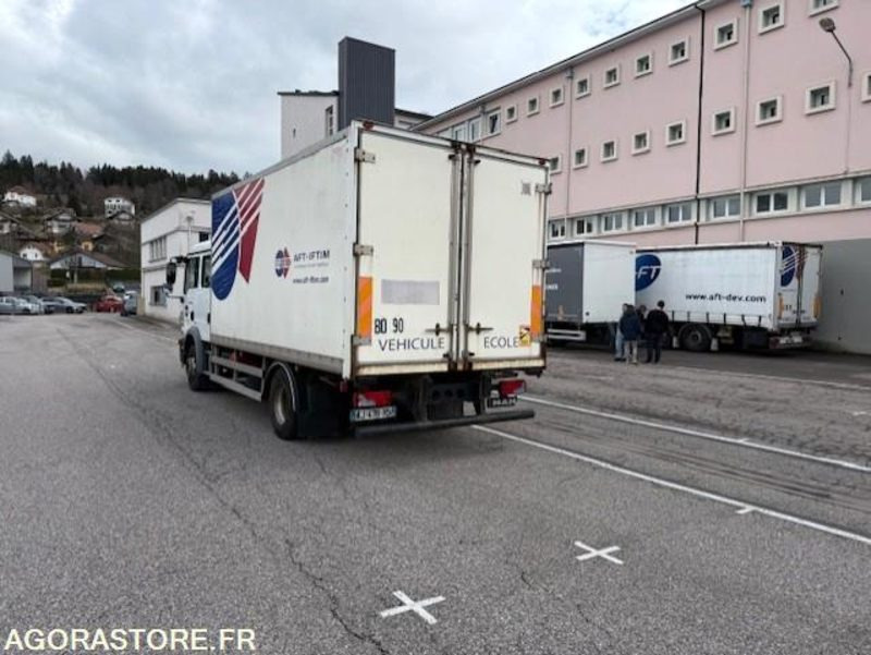 PORTEUR ROUTIER - MAN TGM 250 - Ex Véhicule Ecole - Parc 3804 - Camión caja cerrada: foto 3 PORTEUR ROUTIER - MAN TGM 250 - Ex Véhicule Ecole - Parc 3804 - Camión caja cerrada: foto 3